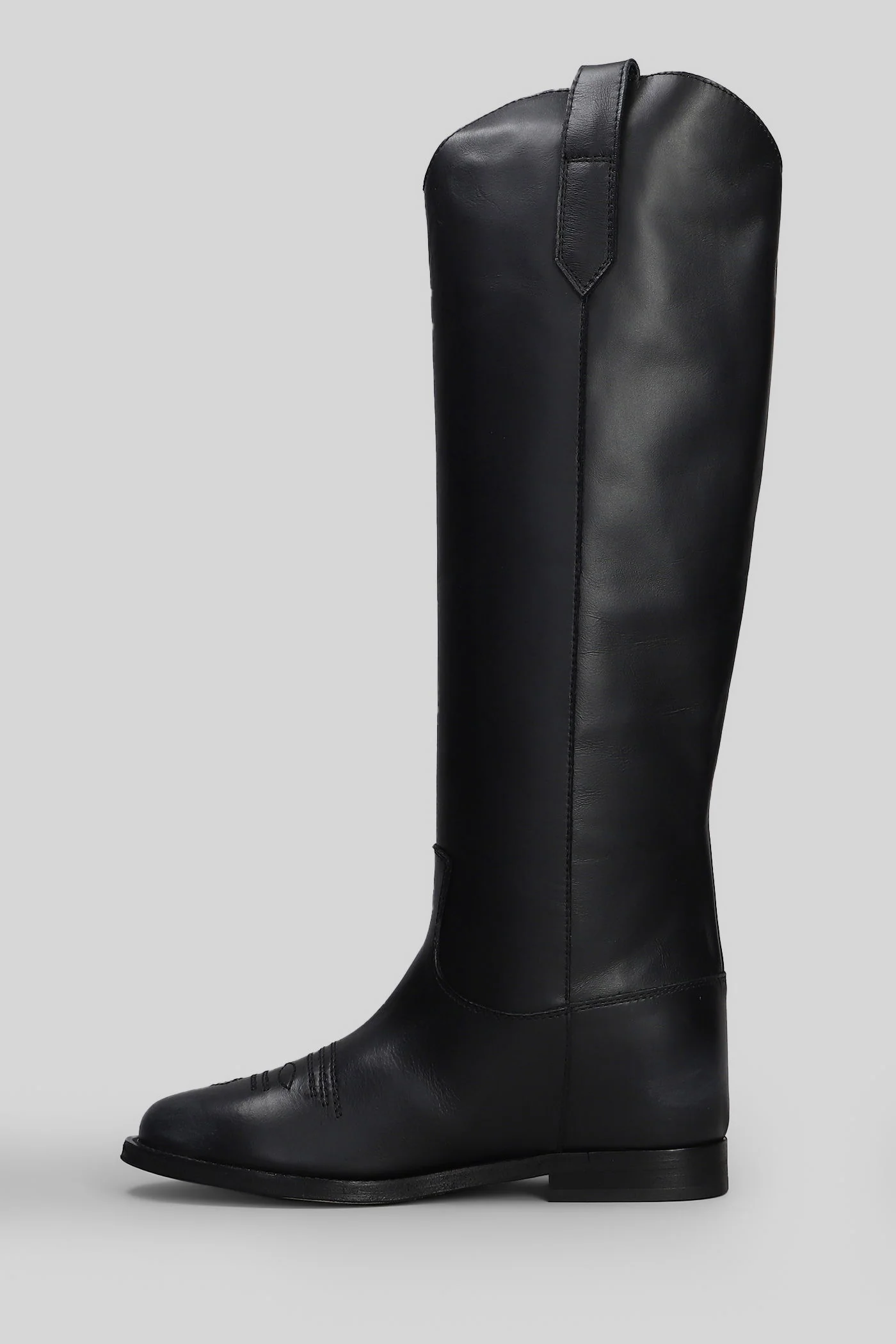 in black leather - Image 3