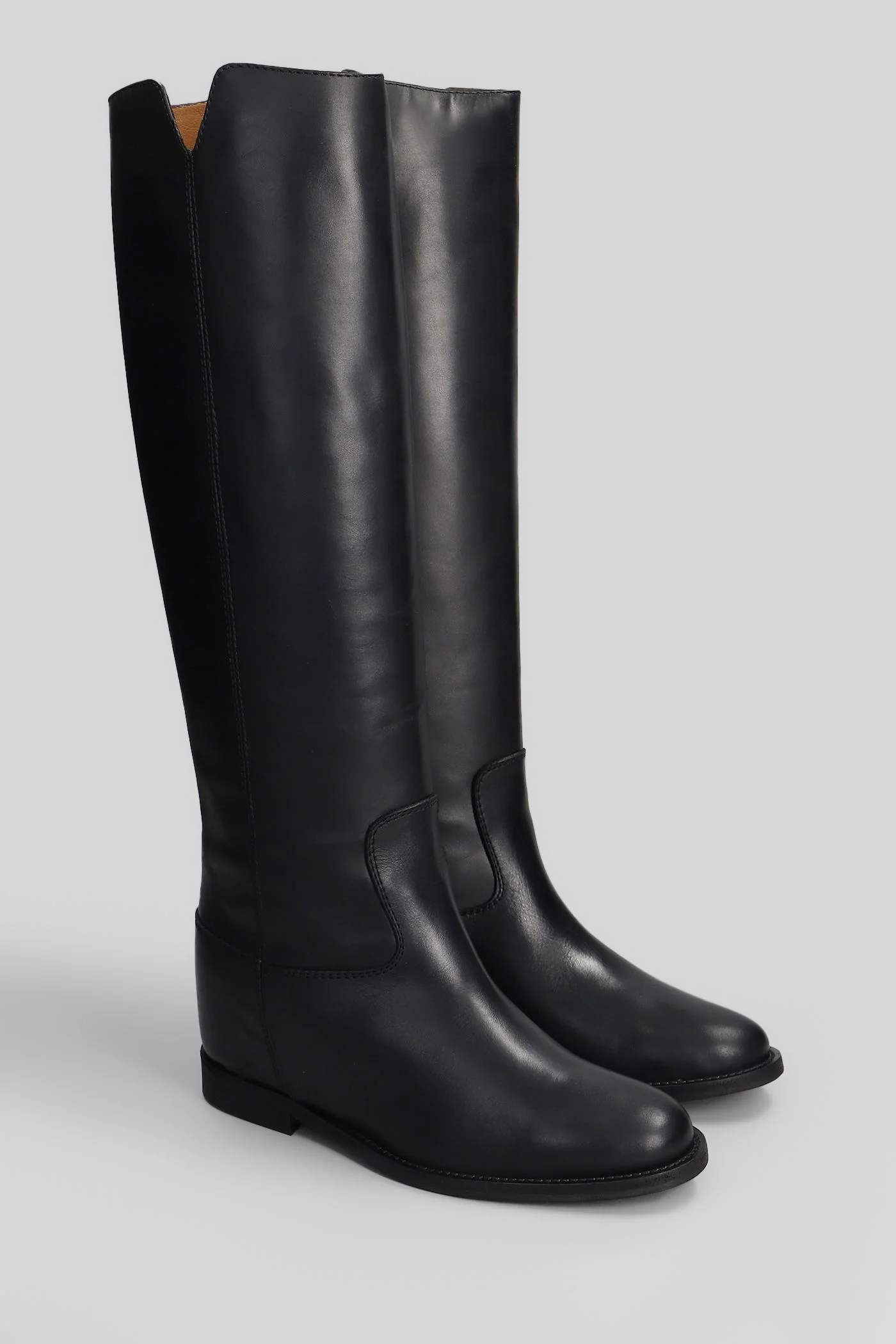 in black leather - Image 2