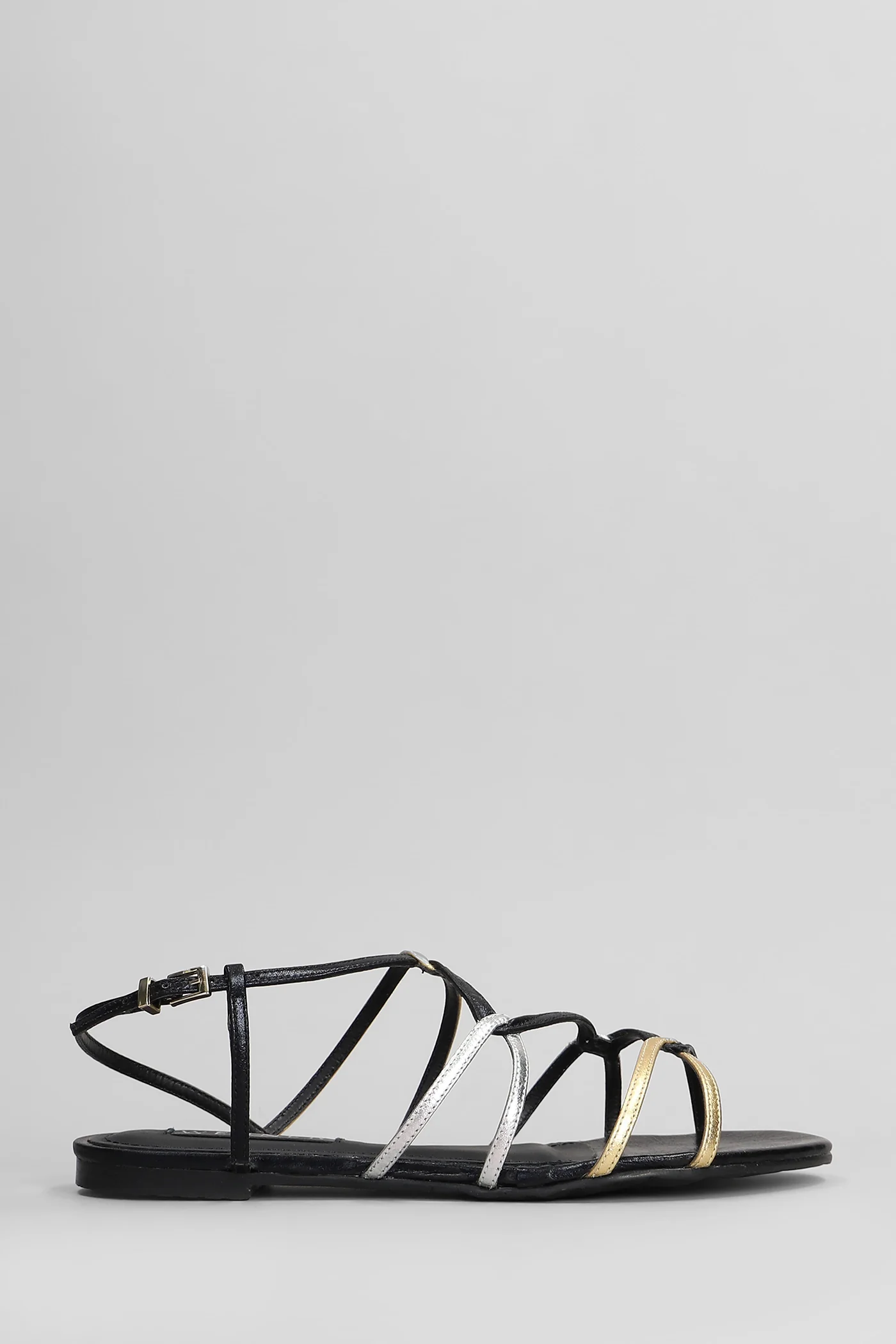 Flats in black leather