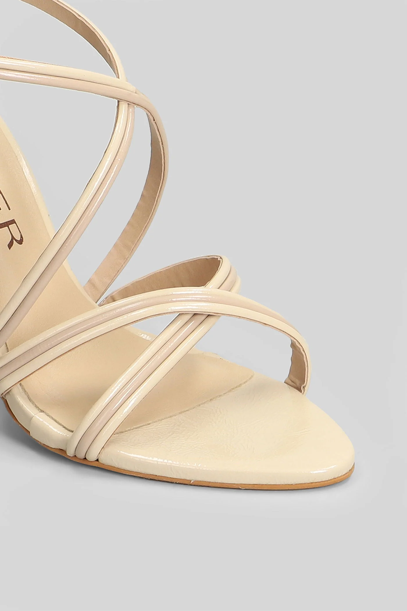 Sandals in beige patent leather - Image 5