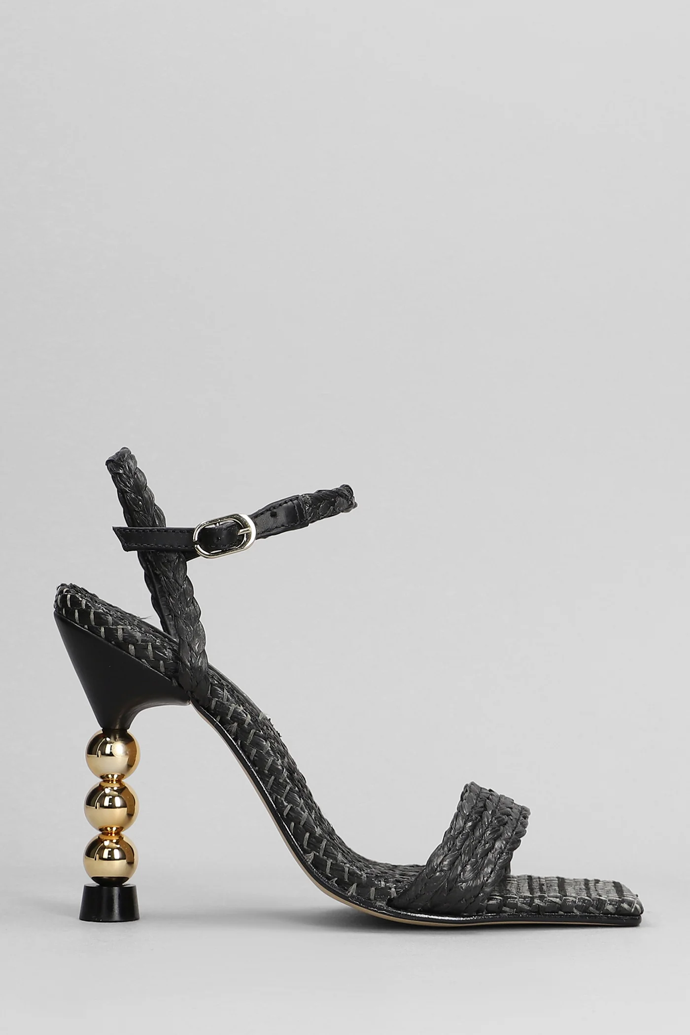 Sandals in black raffia