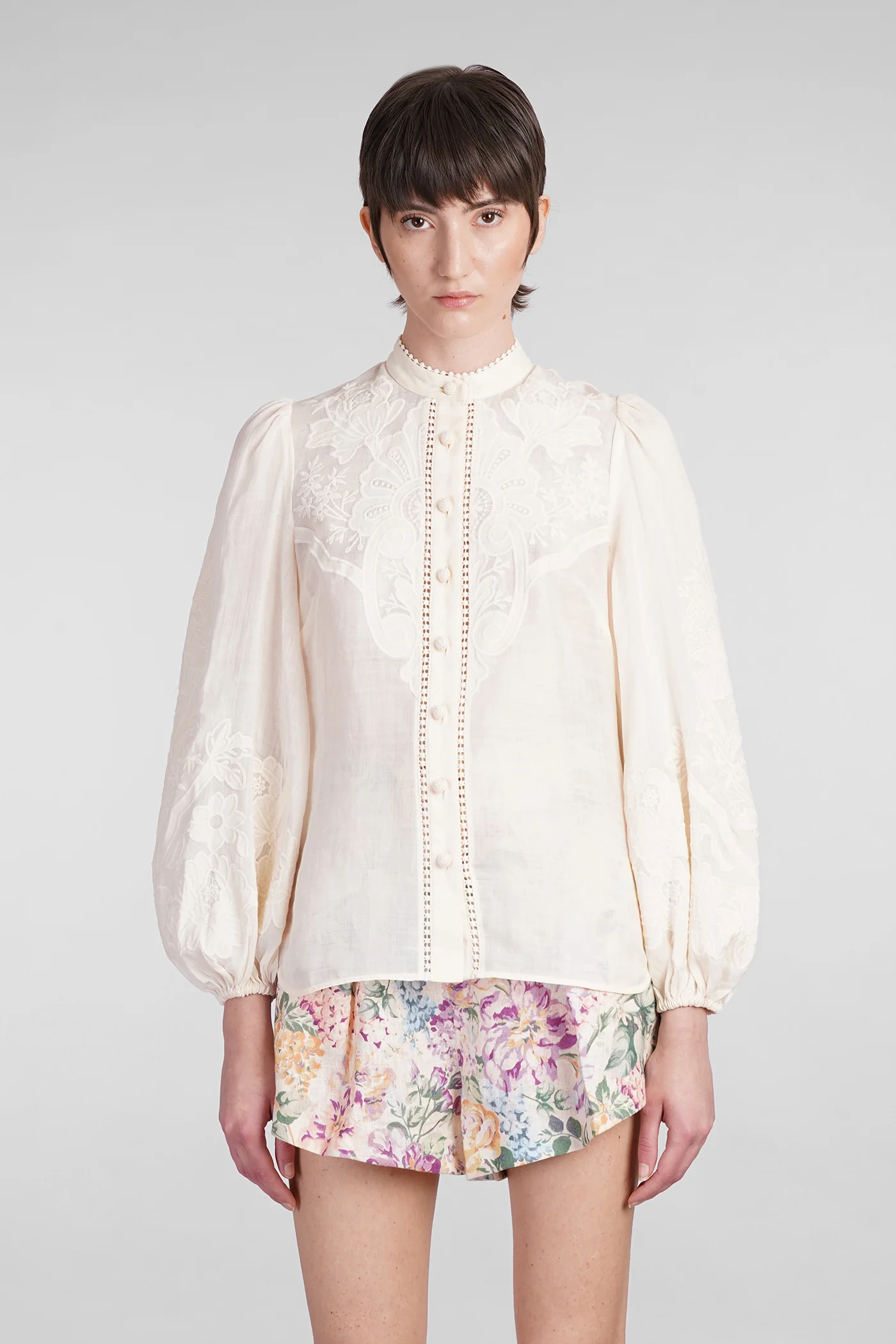 Blouse in beige linen